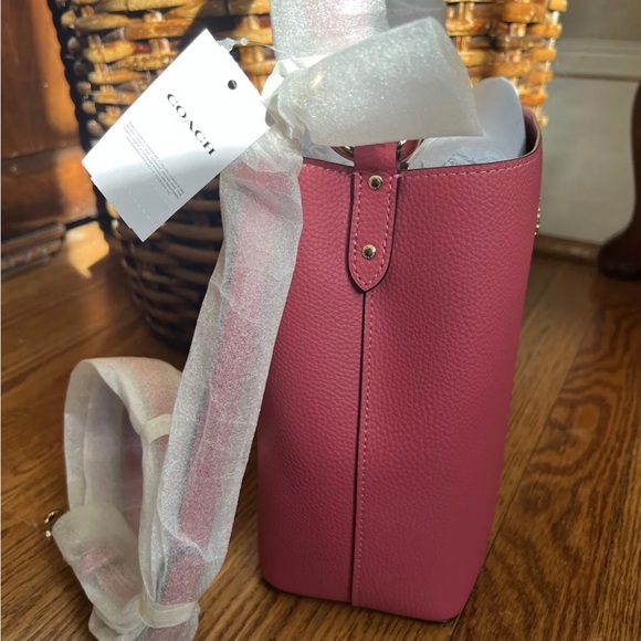 NWT New Coach Small Town Bucket Bag Strawberry Haze - Picture 3 of 10
